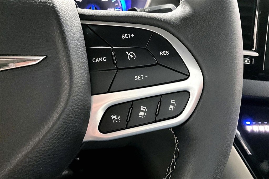 Used 2024 Chrysler Pacifica Touring-L image 13