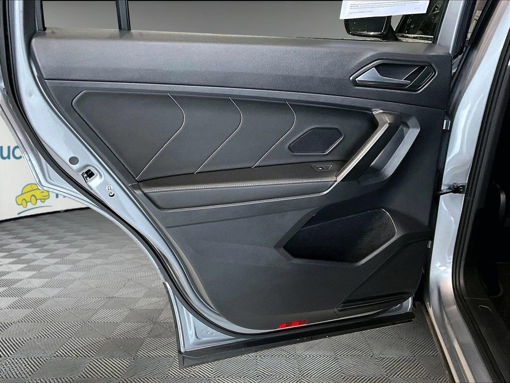 Used 2023 Volkswagen Tiguan SE w/ Panoramic Sunroof Package image 21