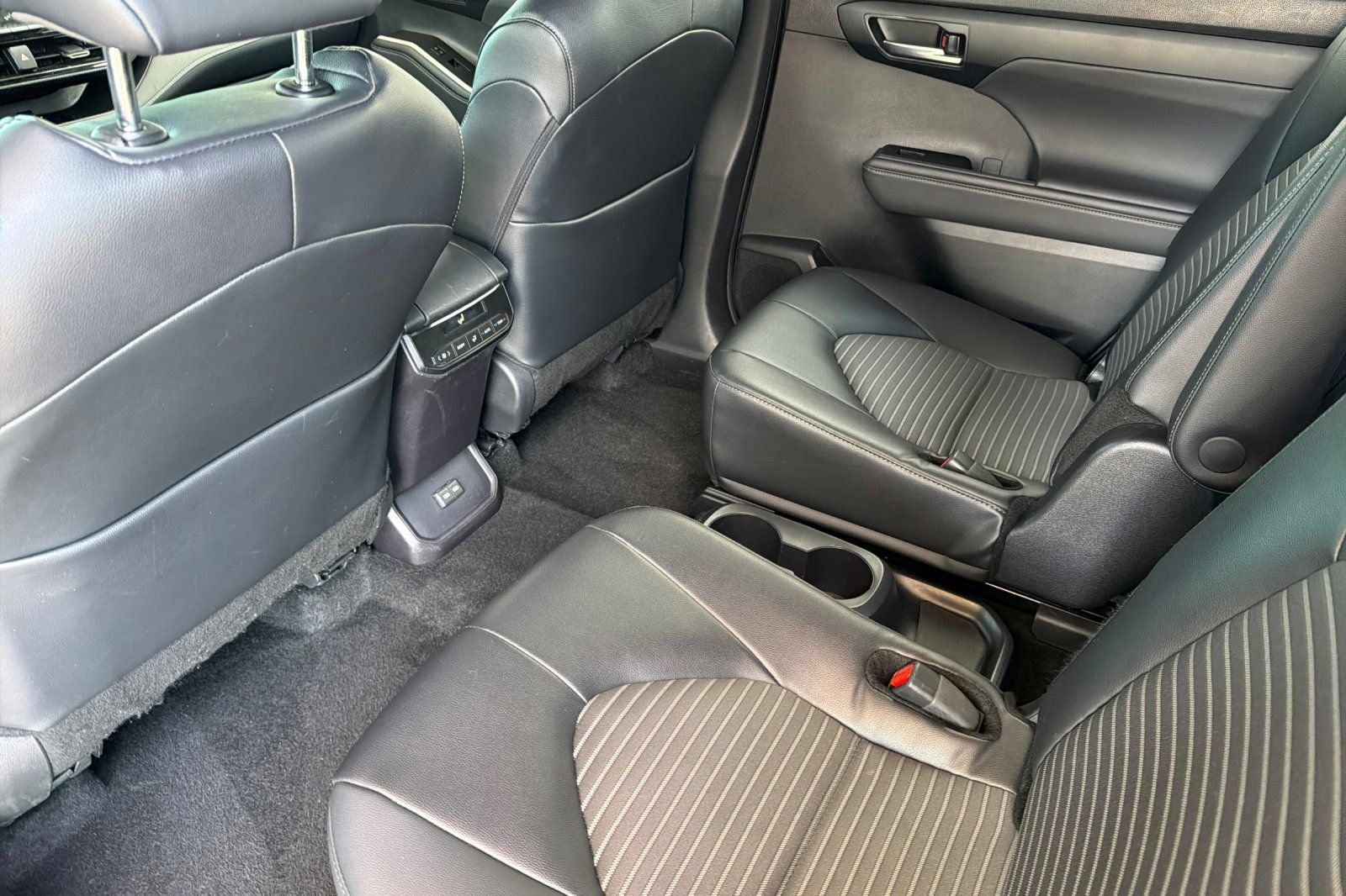 Used 2025 Toyota Highlander XSE AWD/4WD image 14
