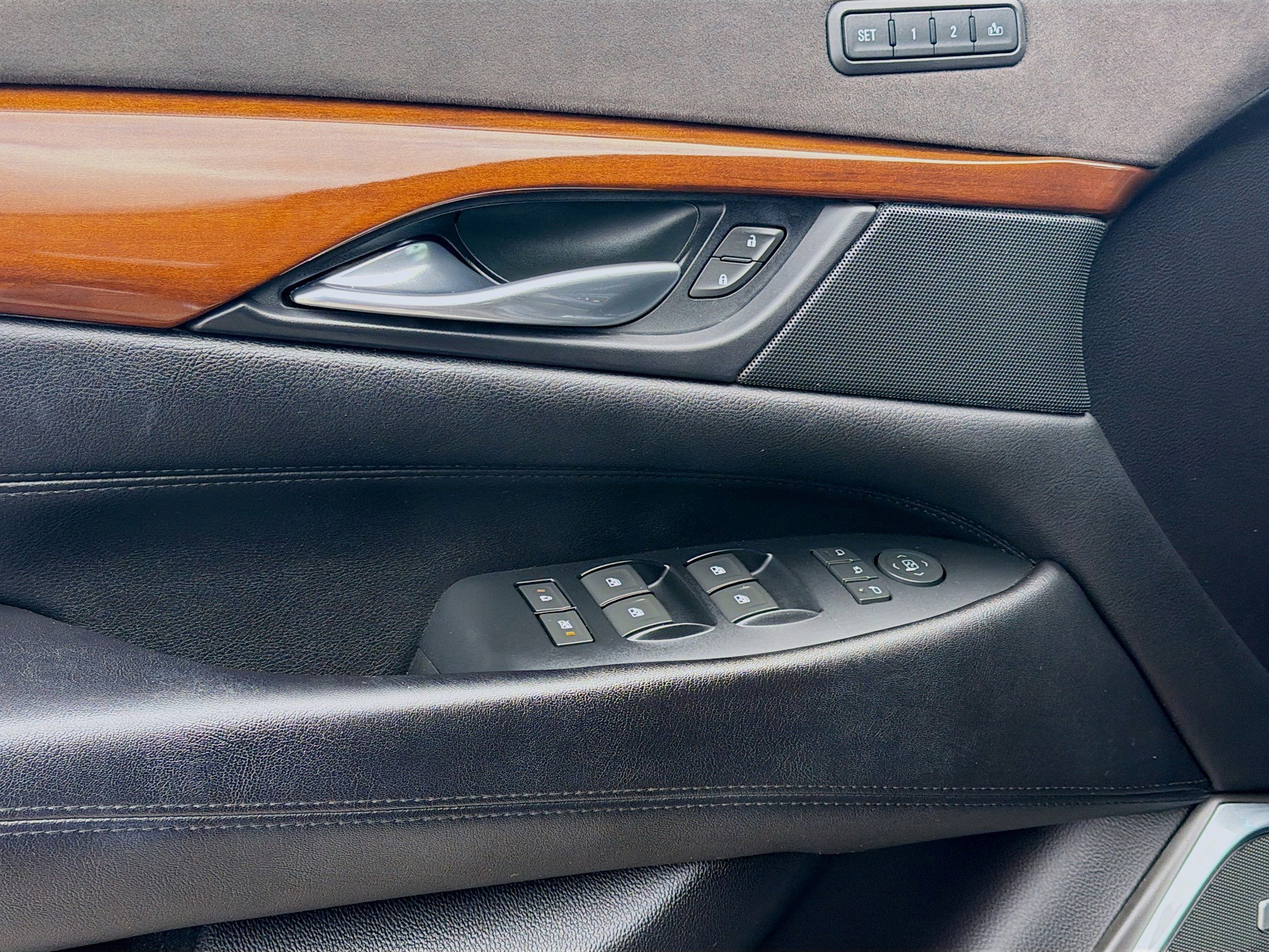 Used 2018 Cadillac Escalade Premium Luxury image 15