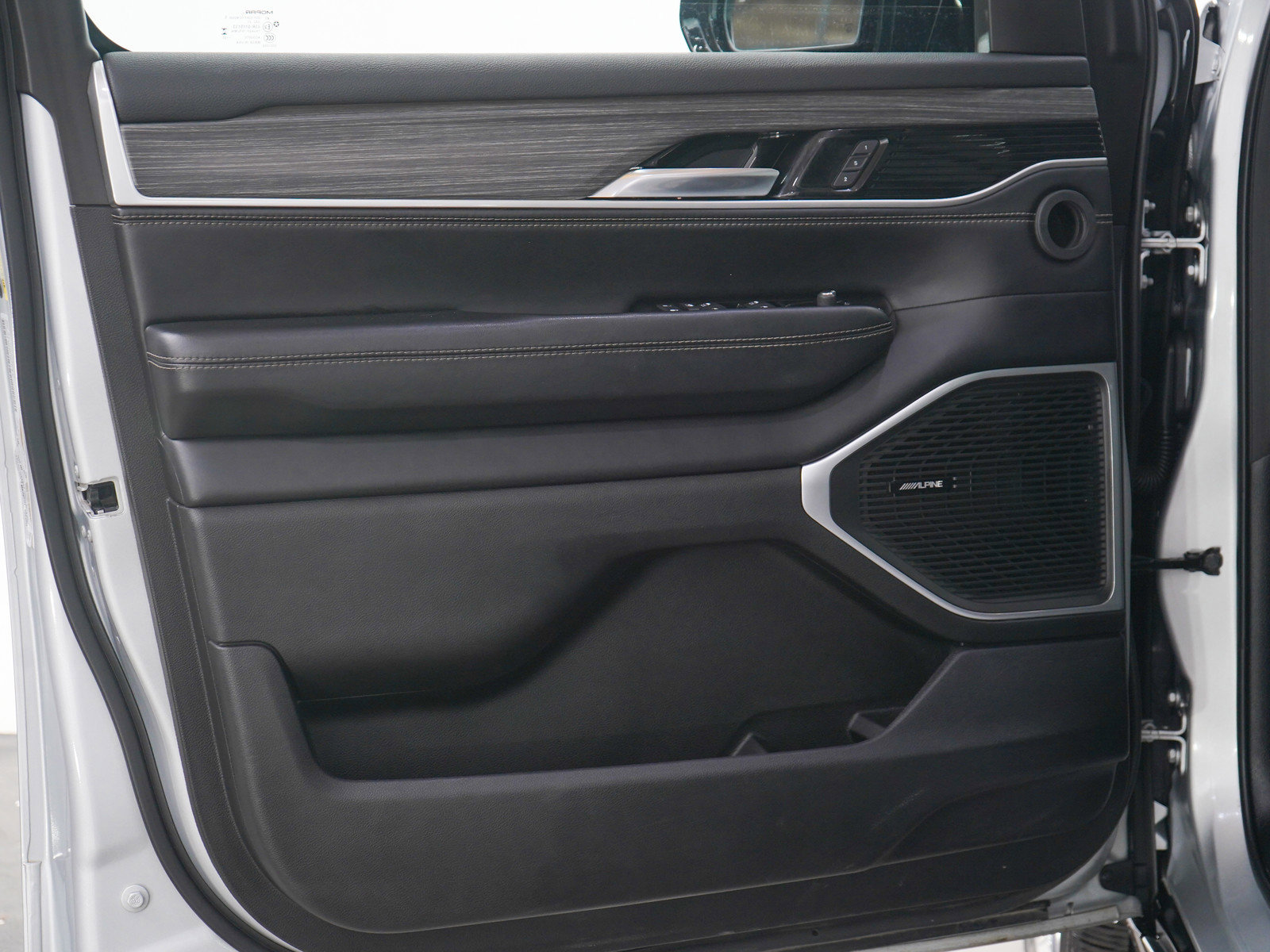 Used 2023 Jeep Wagoneer L Series II w/ Premium Group I image 23