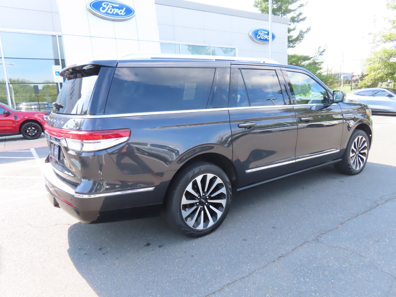 Used 2024 Lincoln Navigator L Reserve AWD/4WD image 5