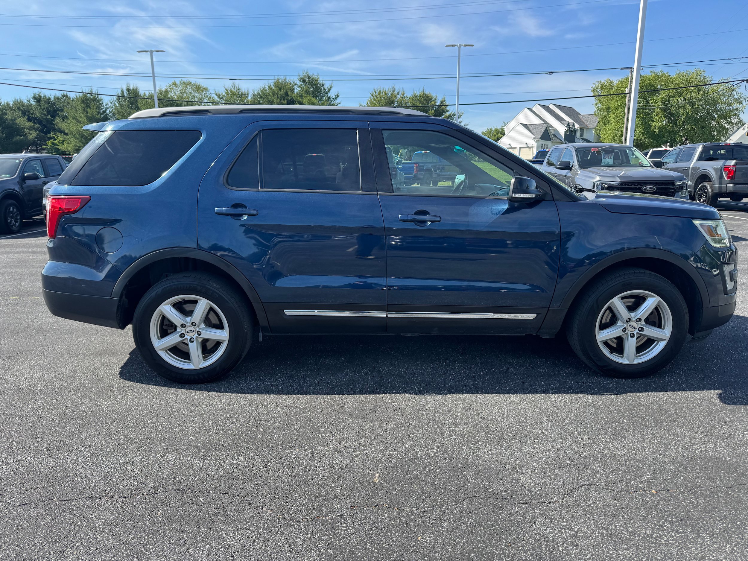 Used 2017 Ford Explorer XLT w/ Equipment Group 202A AWD/4WD image 6