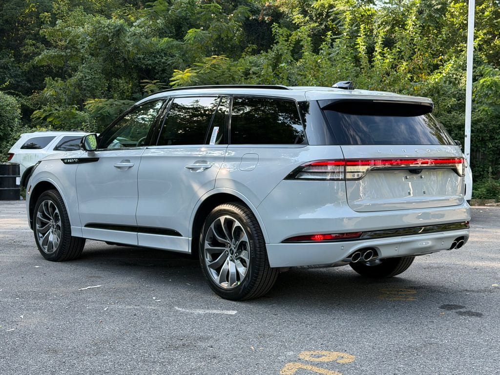 New 2027 Lincoln Aviator AWD w/ Jet Appearance Package image 4