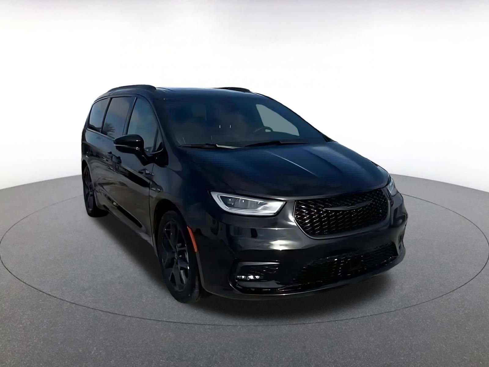 Used 2025 Chrysler Pacifica Limited image 3