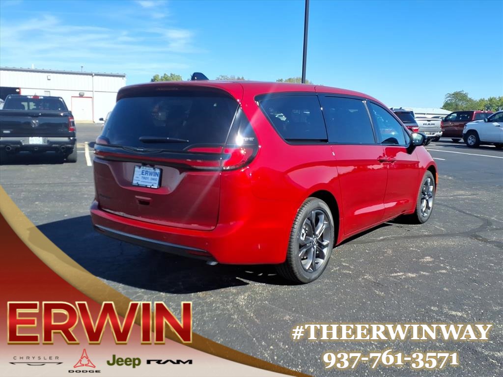 New 2026 Chrysler Pacifica Select image 3