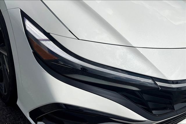 New 2025 Hyundai Elantra Limited image 31