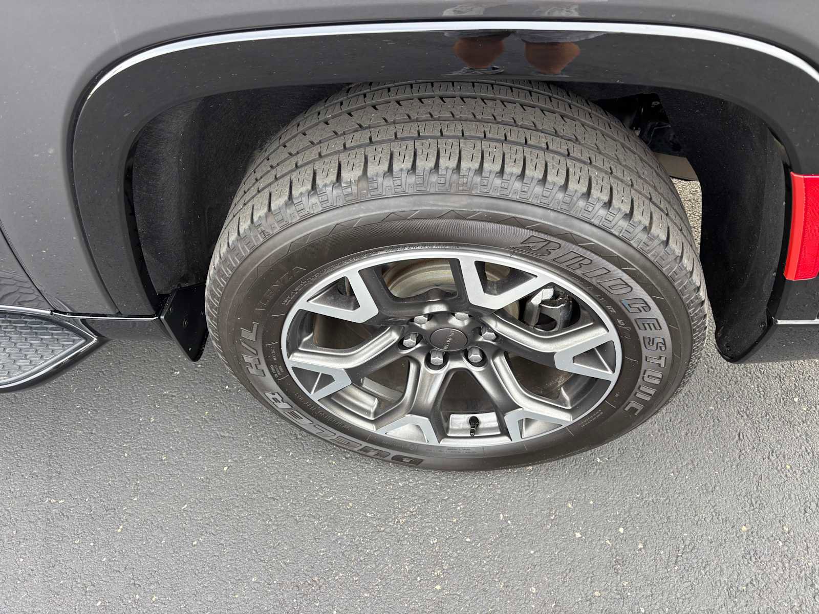 Certified 2024 Jeep Wagoneer L Series III w/ Flexible Seating Group image 9