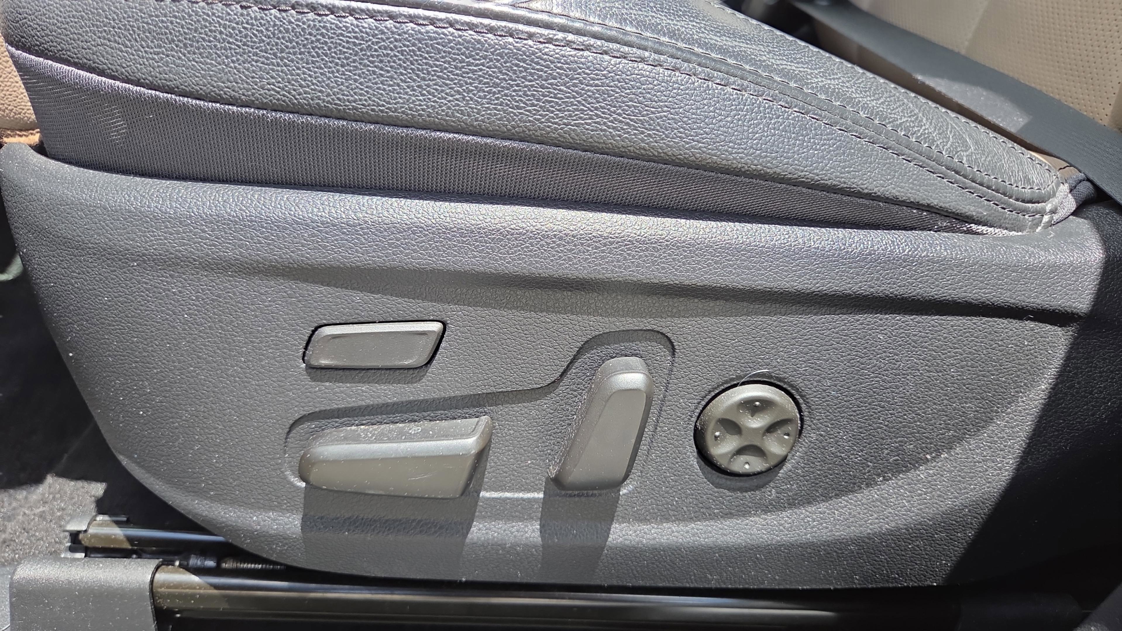 Used 2020 Hyundai Santa Fe Limited FWD image 10
