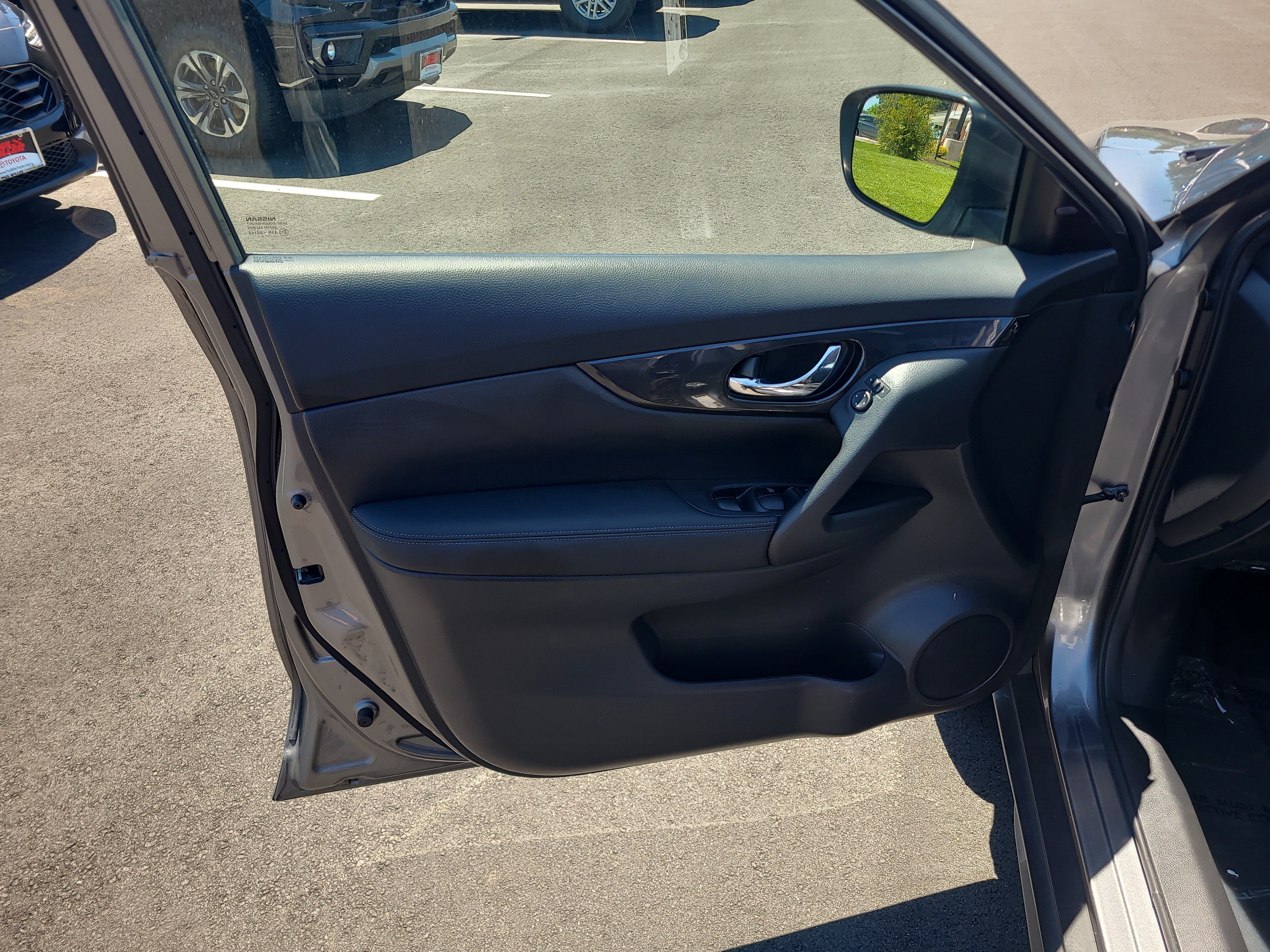 Used 2018 Nissan Rogue S AWD/4WD image 14
