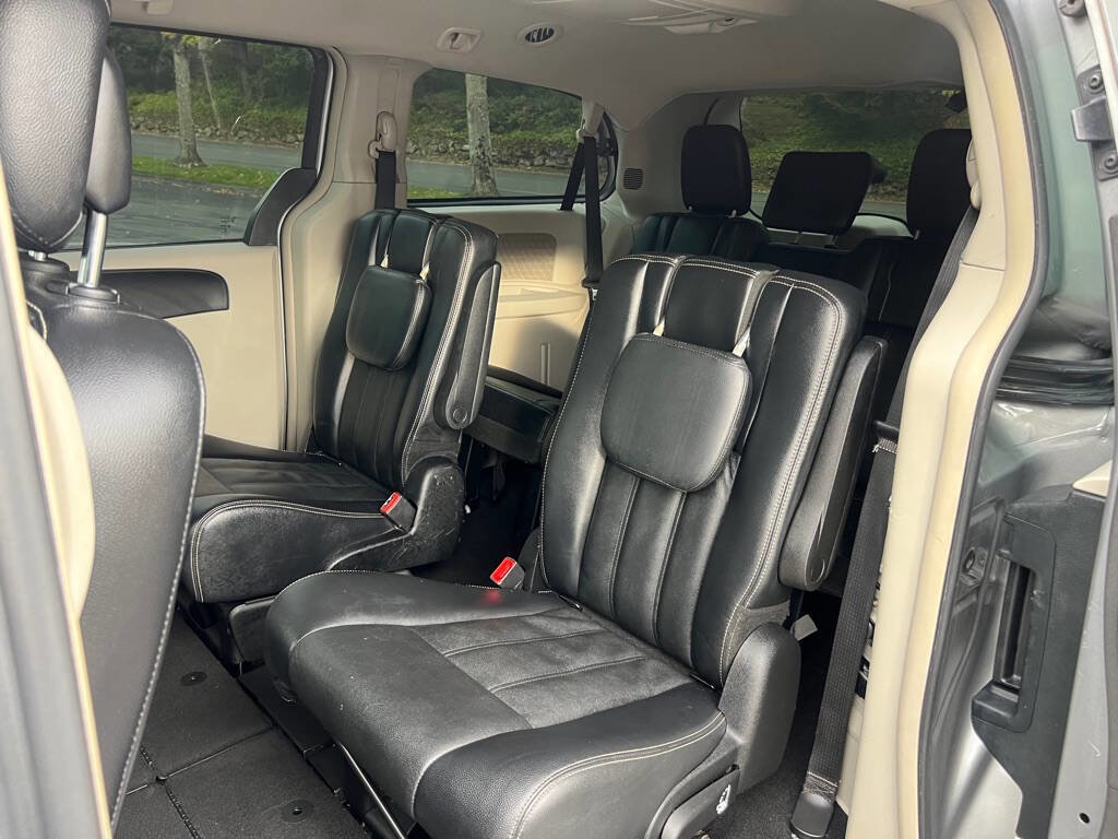 Used 2013 Chrysler Town & Country Touring image 15