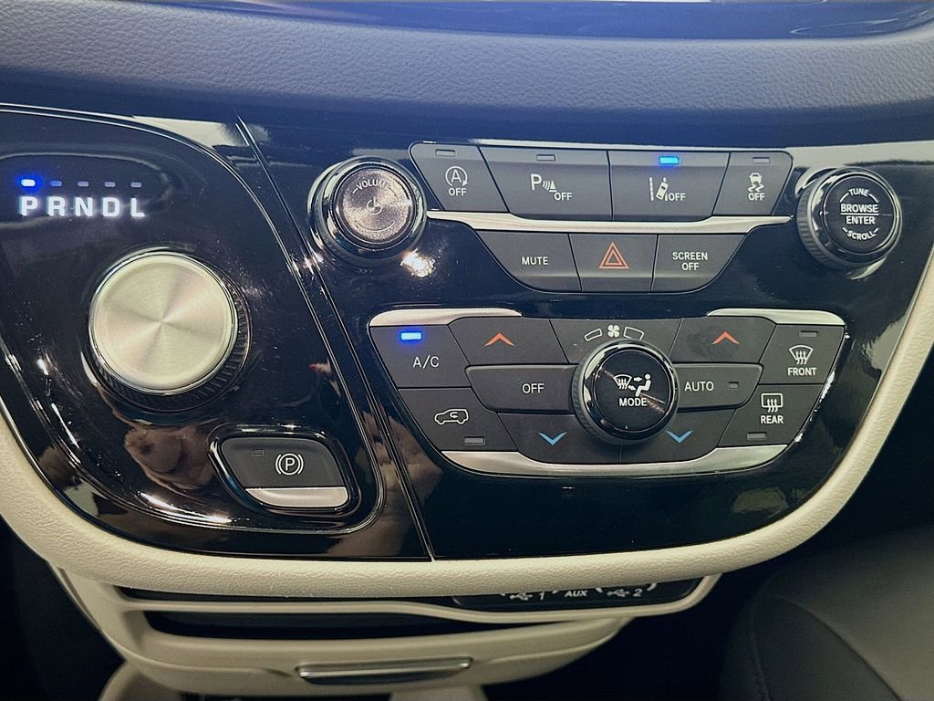 Used 2024 Chrysler Pacifica Touring-L image 15