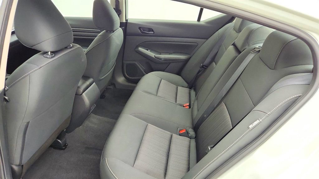 Used 2025 Nissan Altima 2.5 SV image 18