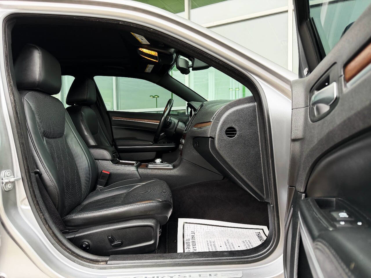 Used 2017 Chrysler 300 C Platinum image 18