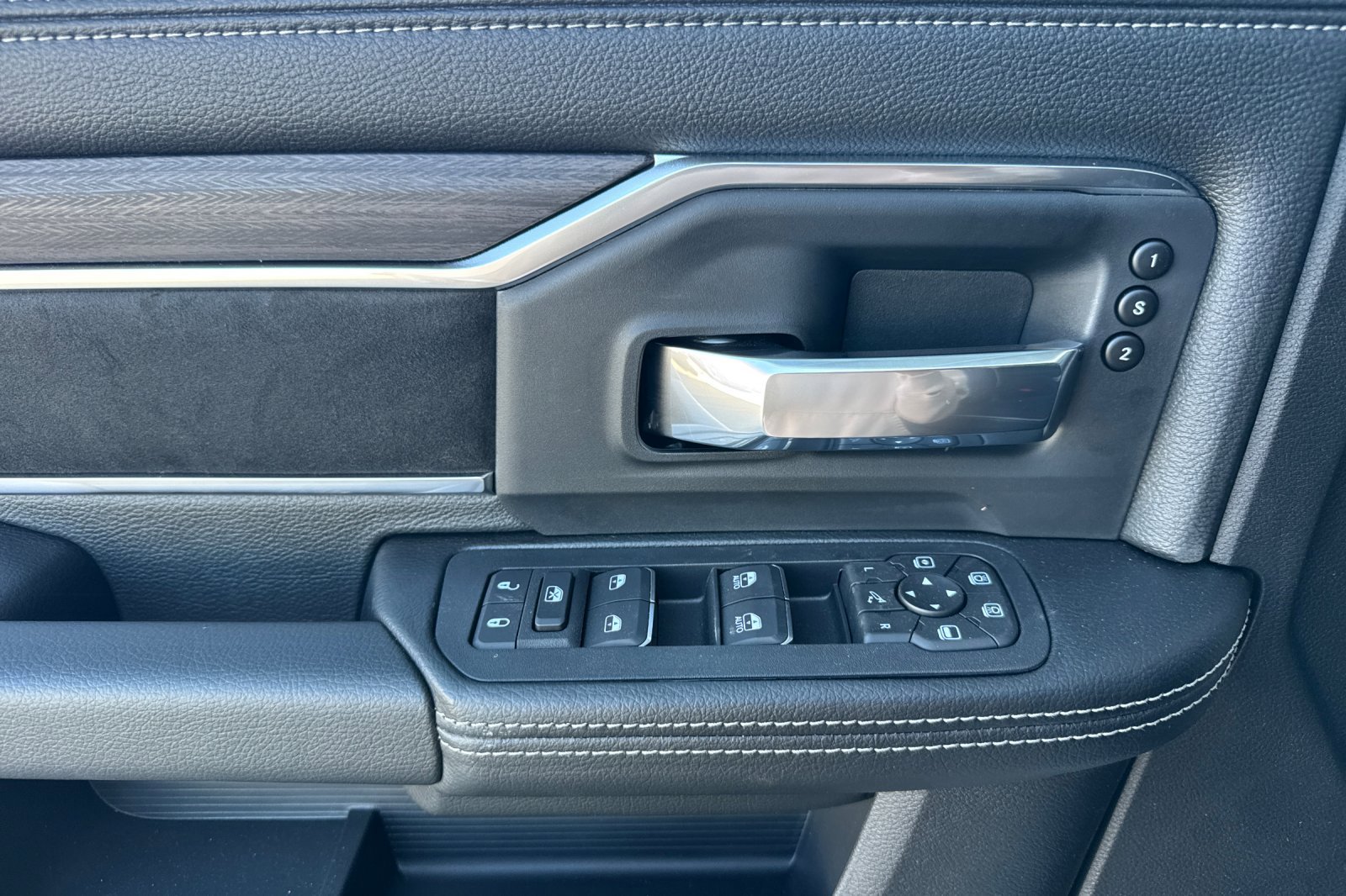 New 2026 RAM 3500 Laramie AWD/4WD image 10