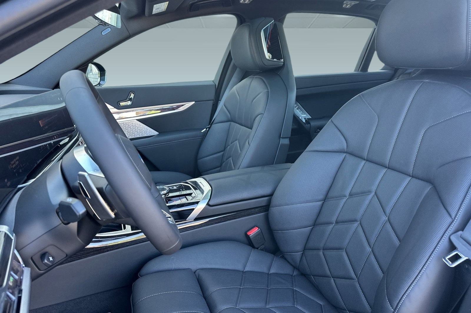 New 2026 BMW 750e xDrive image 5