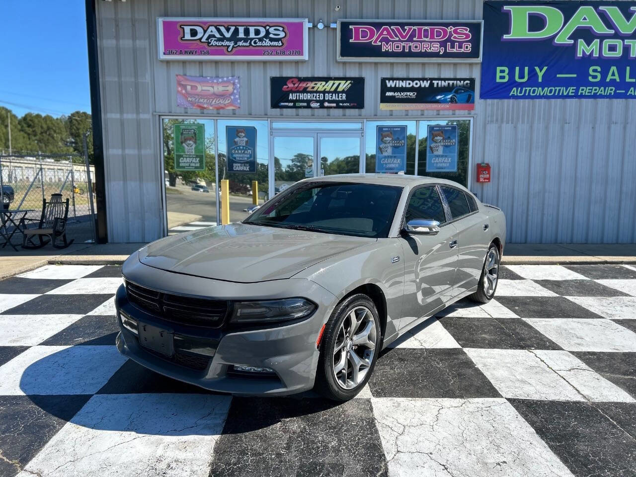 Used 2017 Dodge Charger SXT w/ Premium Group RWD image 3