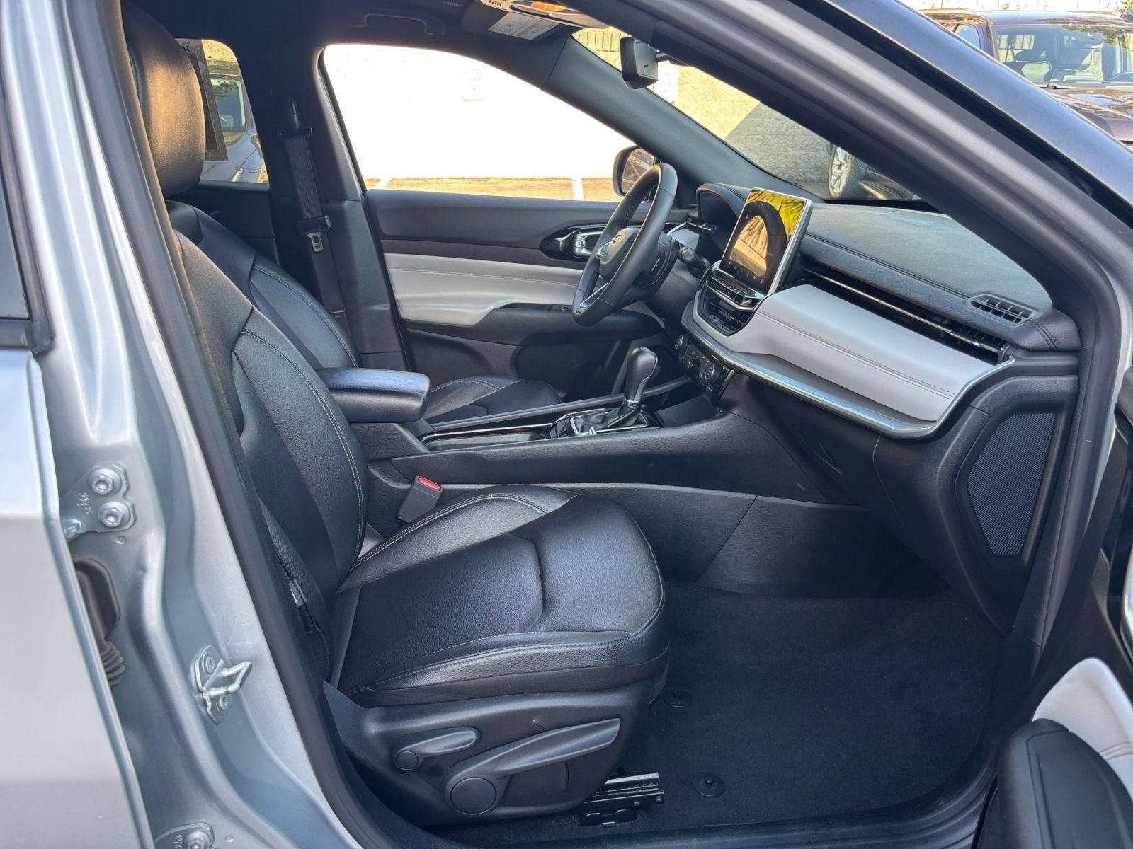 Used 2025 Jeep Compass Limited AWD/4WD image 37