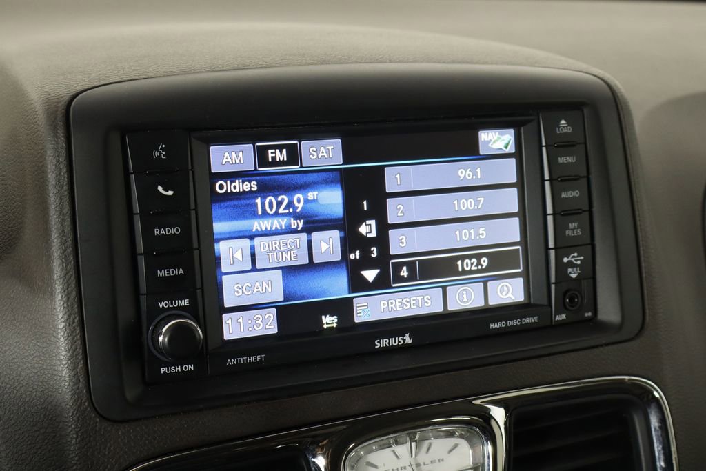 Used 2016 Chrysler Town & Country Touring w/ Driver Convenience Group image 30