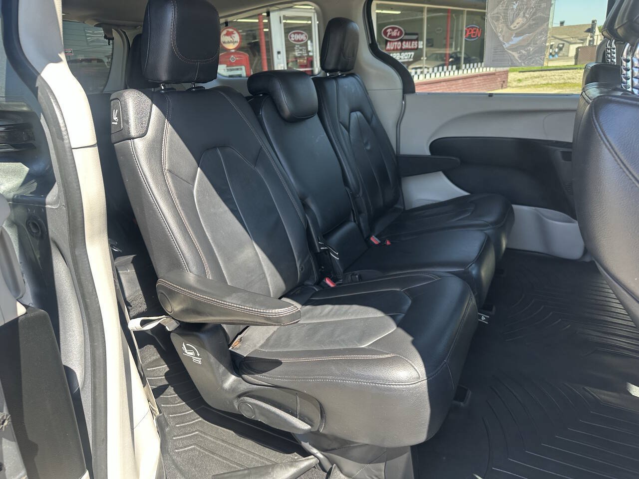 Used 2017 Chrysler Pacifica Touring-L w/ Tire & Wheel Group FWD image 39