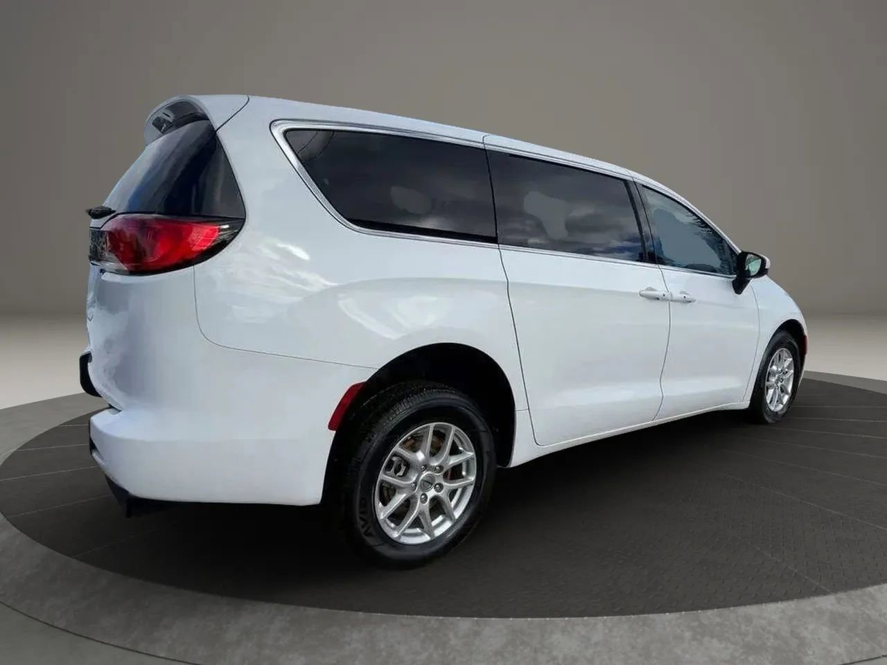 Used 2023 Chrysler Voyager LX FWD image 5
