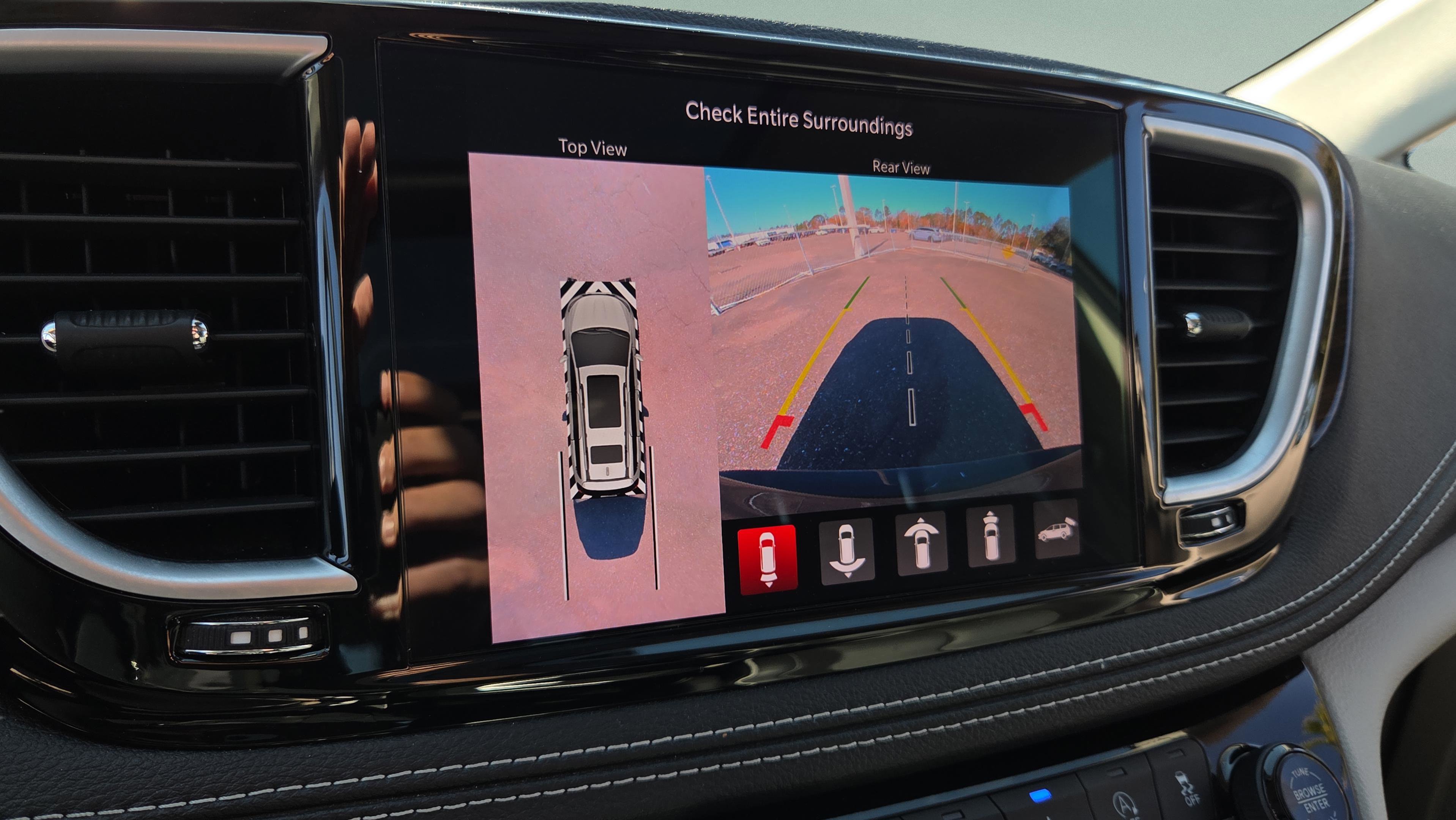 Used 2023 Chrysler Pacifica Limited w/ Uconnect Theater Family Group image 34