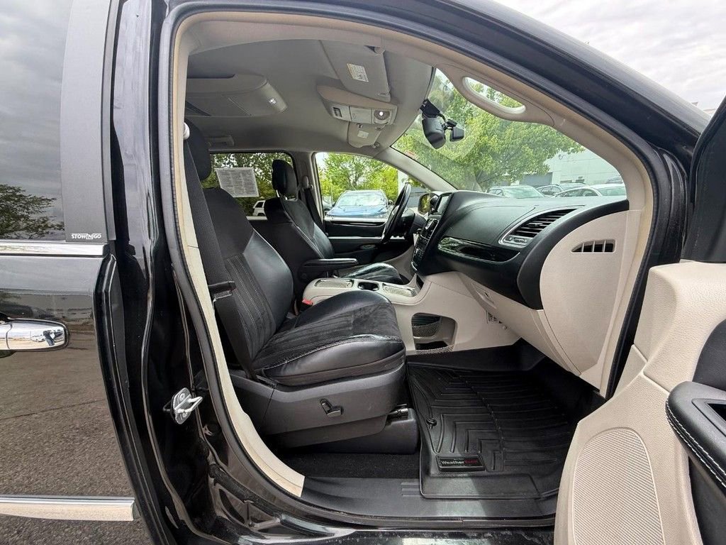Used 2014 Chrysler Town & Country Touring-L FWD image 11