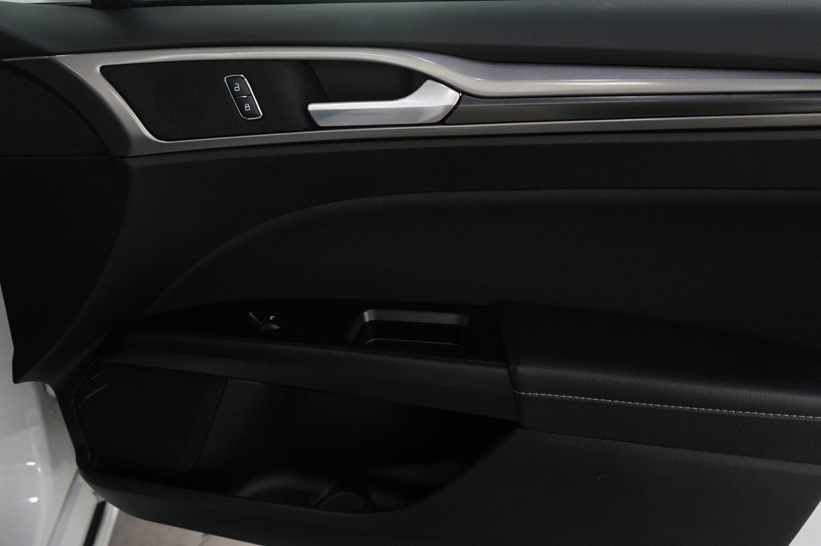 Used 2017 Ford Fusion SE w/ Equipment Group 201A image 9