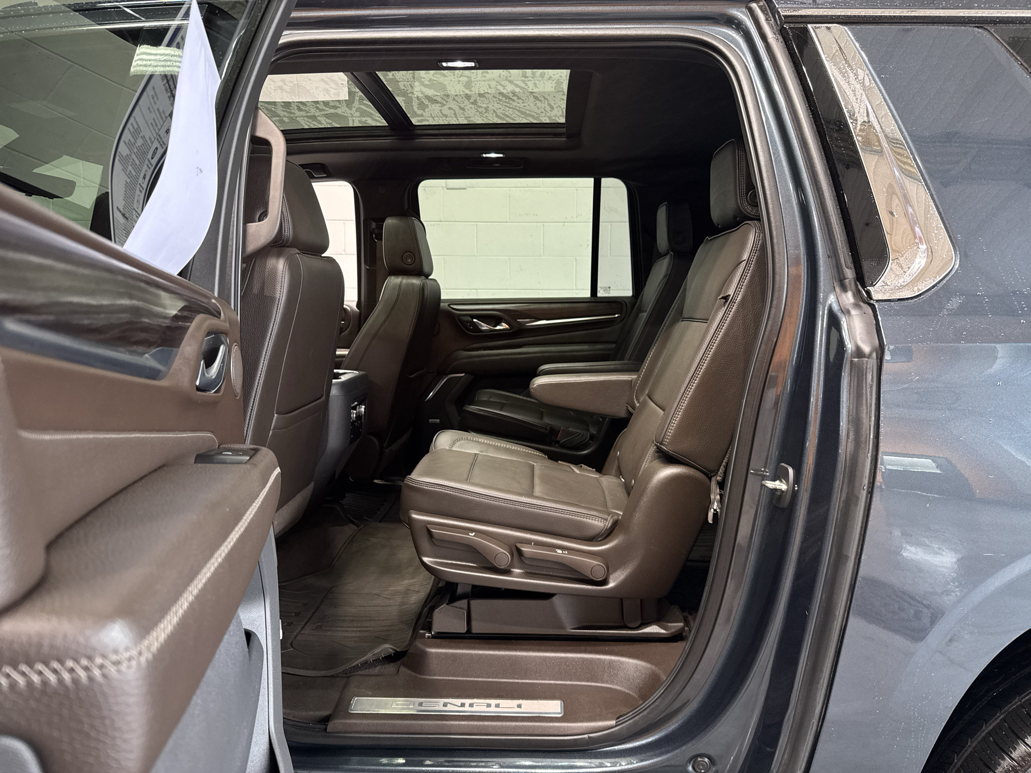 Used 2021 GMC Yukon XL Denali w/ Denali Premium Package AWD/4WD image 13