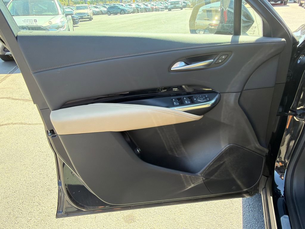 Used 2024 Cadillac XT4 Luxury w/ Cold Weather Package FWD image 10