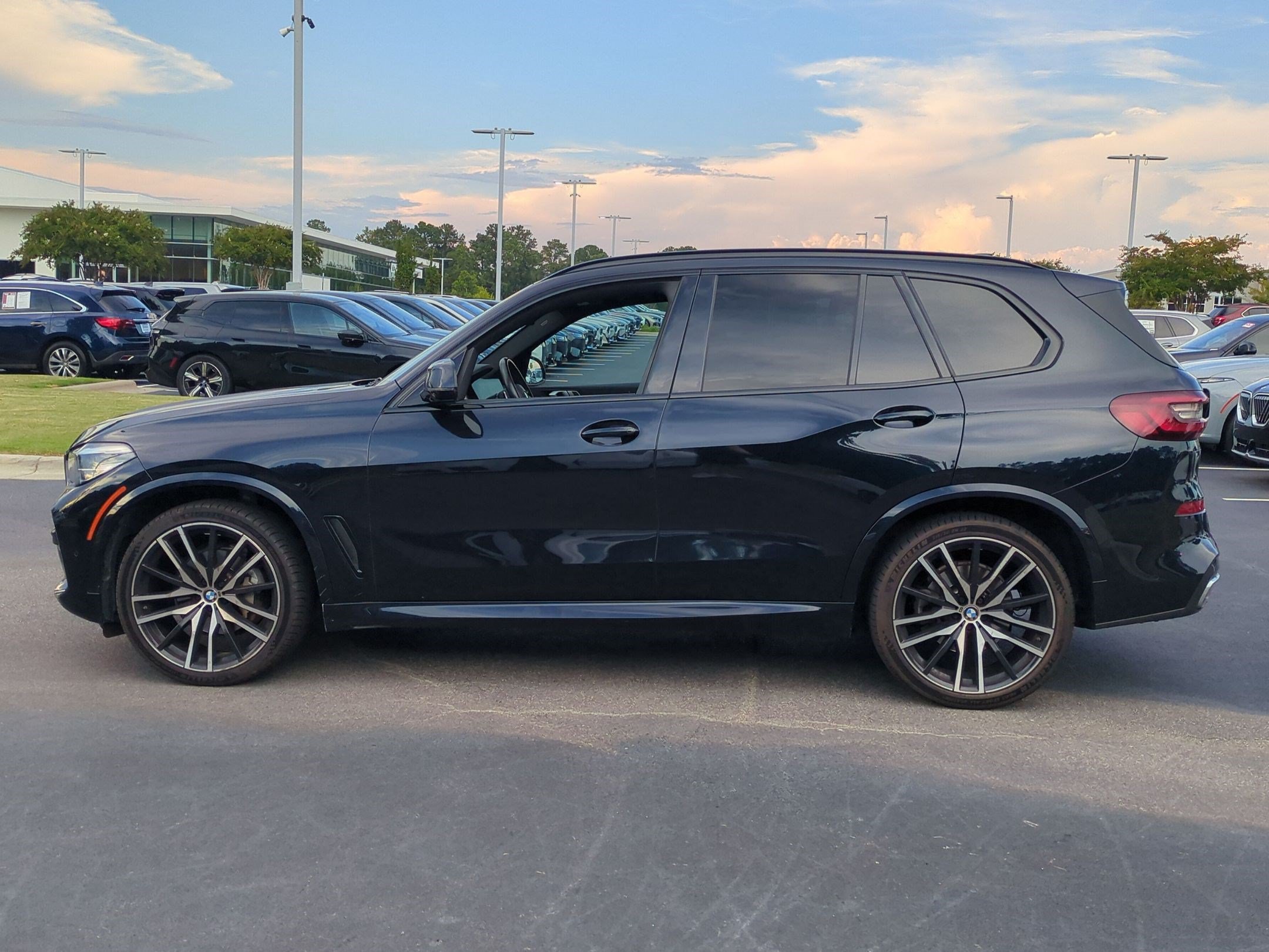 Used 2022 BMW X5 xDrive40i w/ M Sport Package AWD/4WD image 7