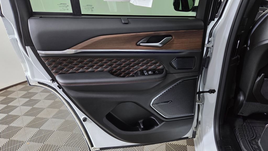 Used 2022 Jeep Grand Cherokee Summit w/ Luxury Tech Group V image 31