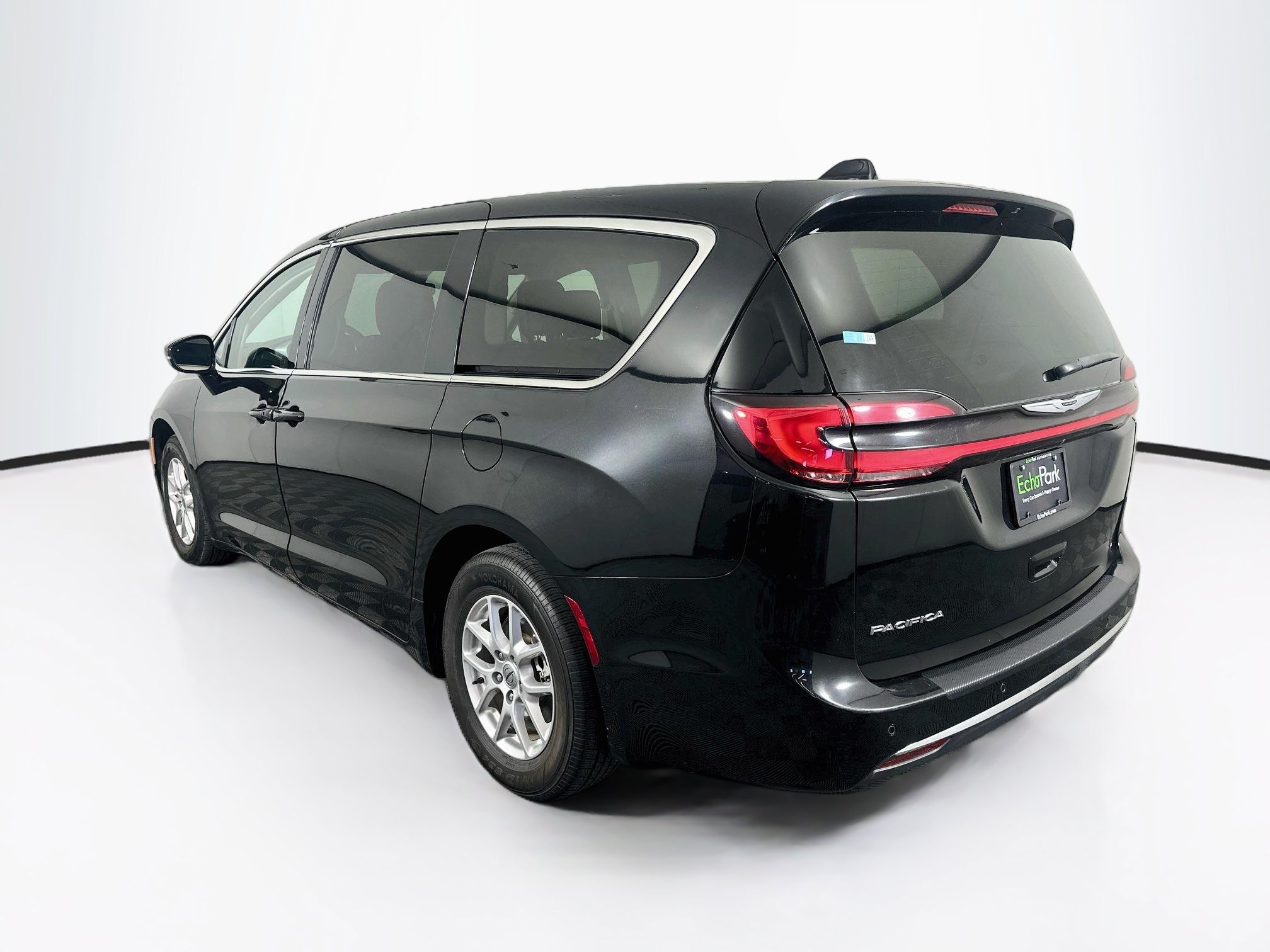 Used 2024 Chrysler Pacifica Touring-L FWD image 5