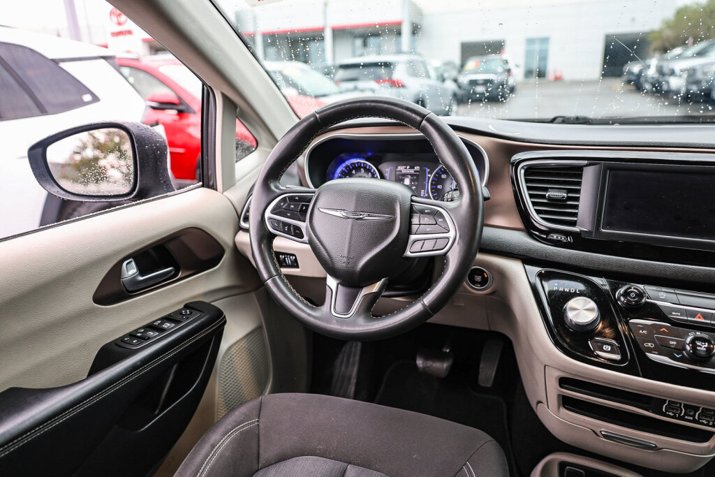 Used 2022 Chrysler Voyager LX FWD image 4