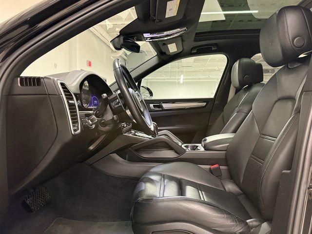 Certified 2023 Porsche Cayenne Platinum Edition image 5