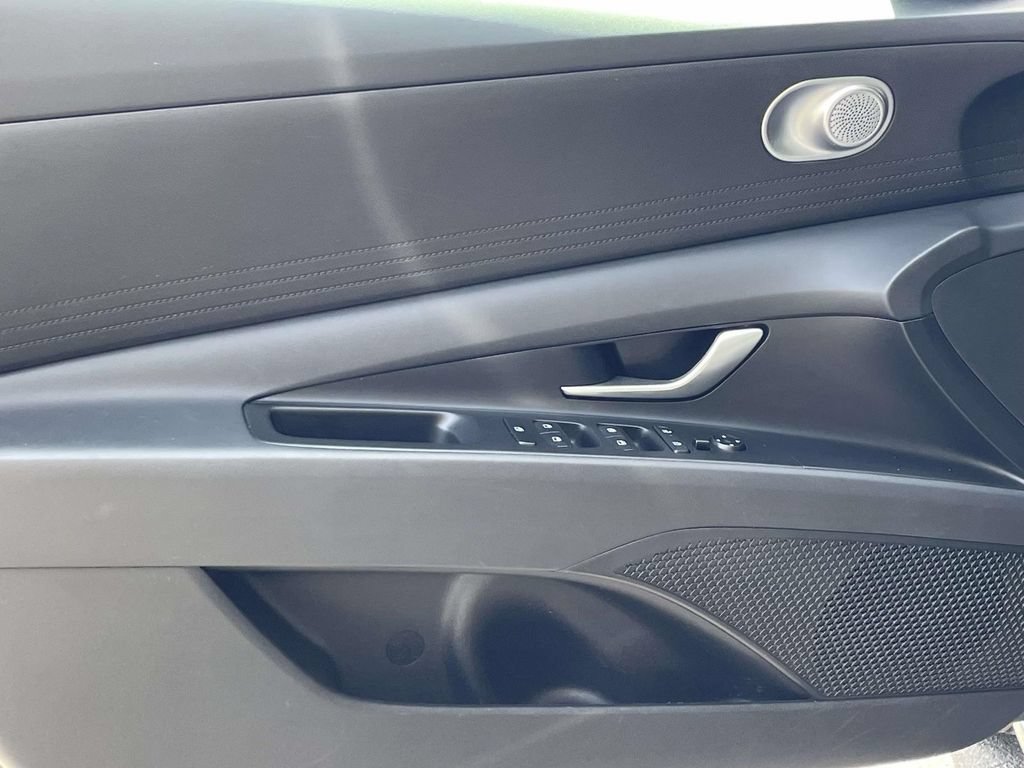 Certified 2025 Hyundai Elantra SE FWD image 13