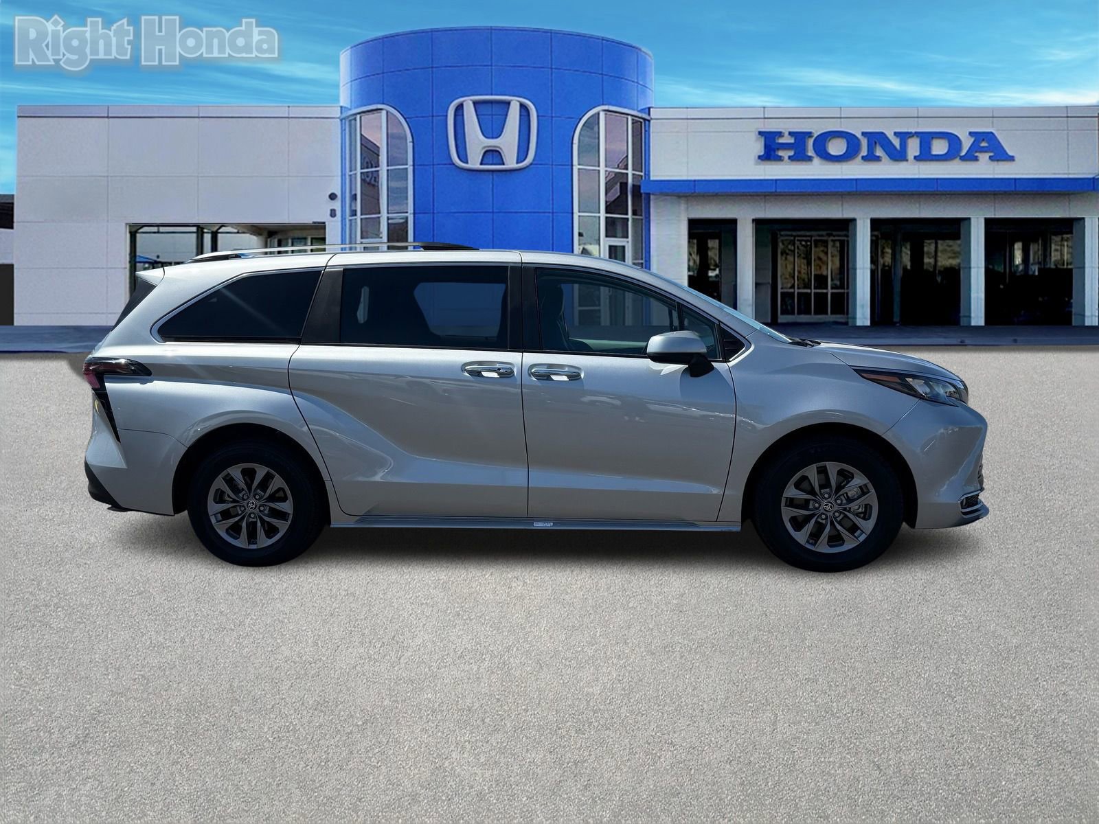 Used 2024 Toyota Sienna XLE FWD image 9