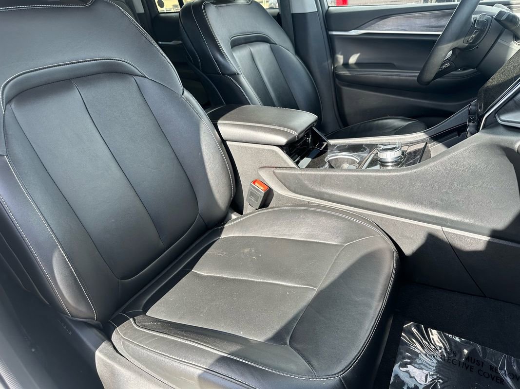 Used 2023 Jeep Grand Cherokee Limited w/ Black Appearance Package image 15