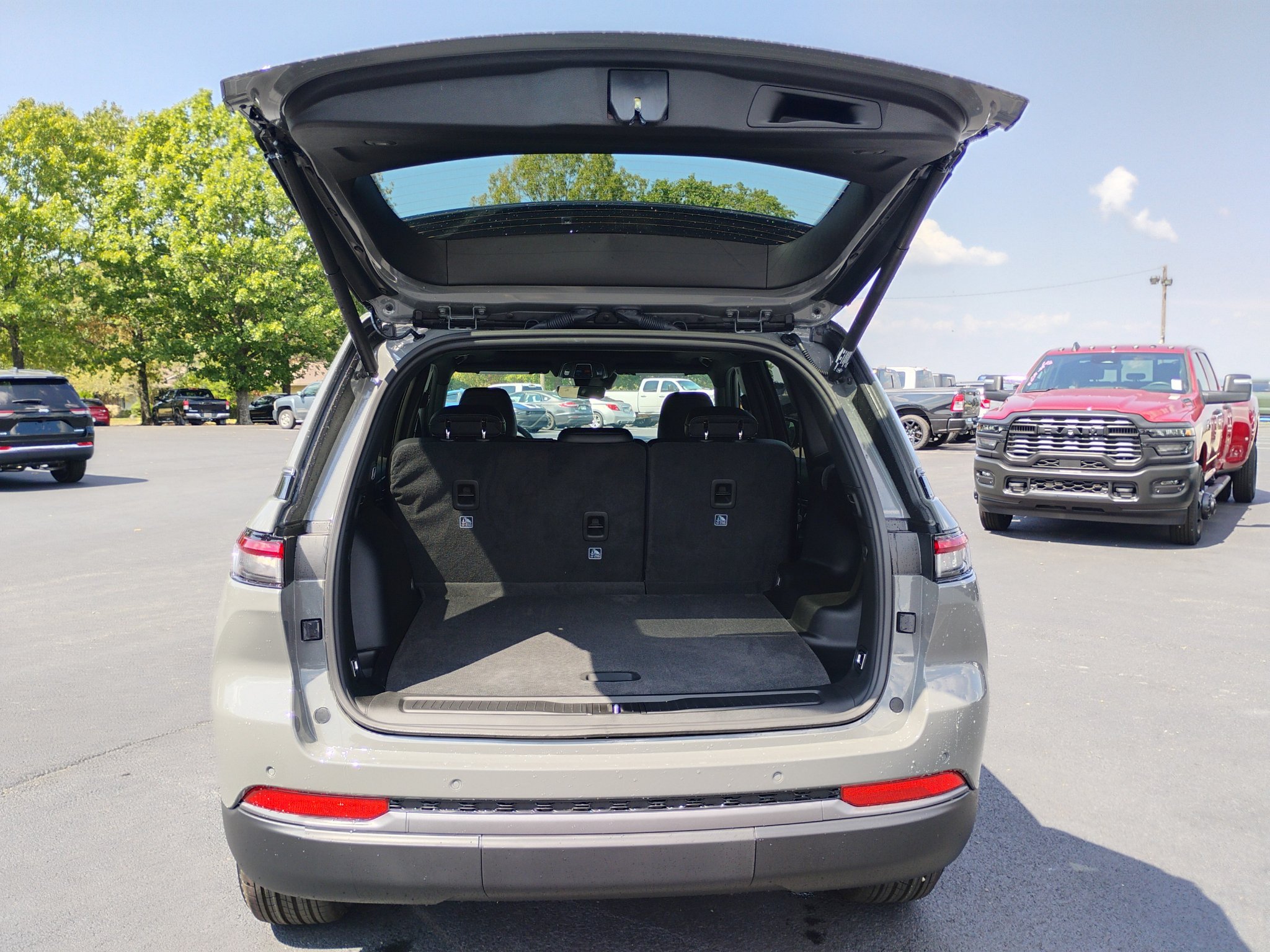 New 2027 Jeep Grand Cherokee Altitude AWD/4WD image 12