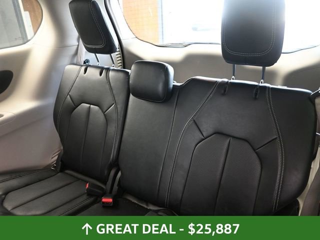 Used 2024 Chrysler Pacifica Touring-L image 19