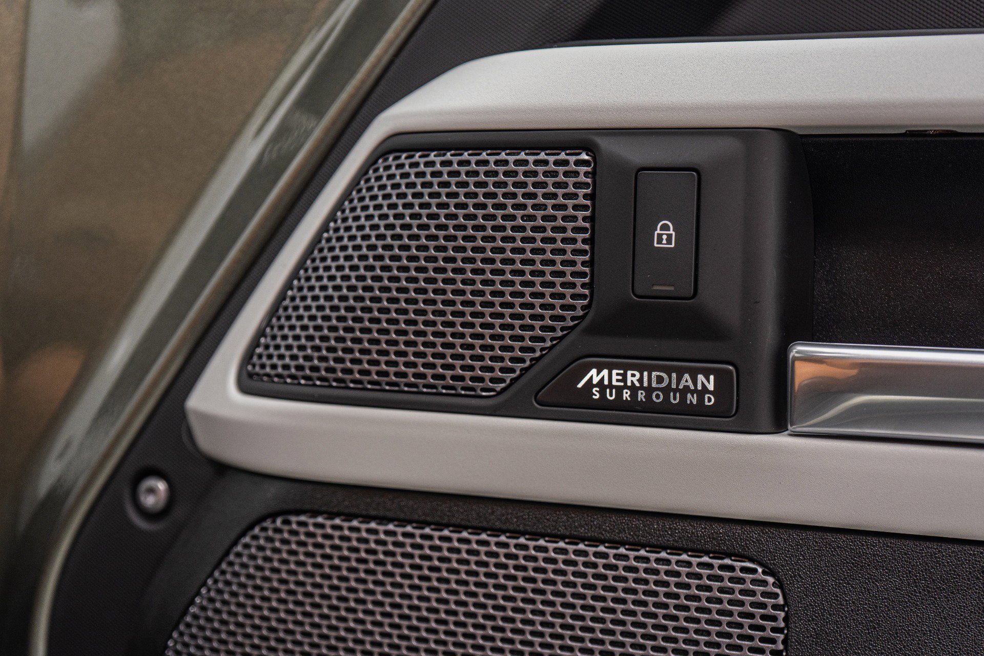 Used 2024 Land Rover Defender 110 SE image 47