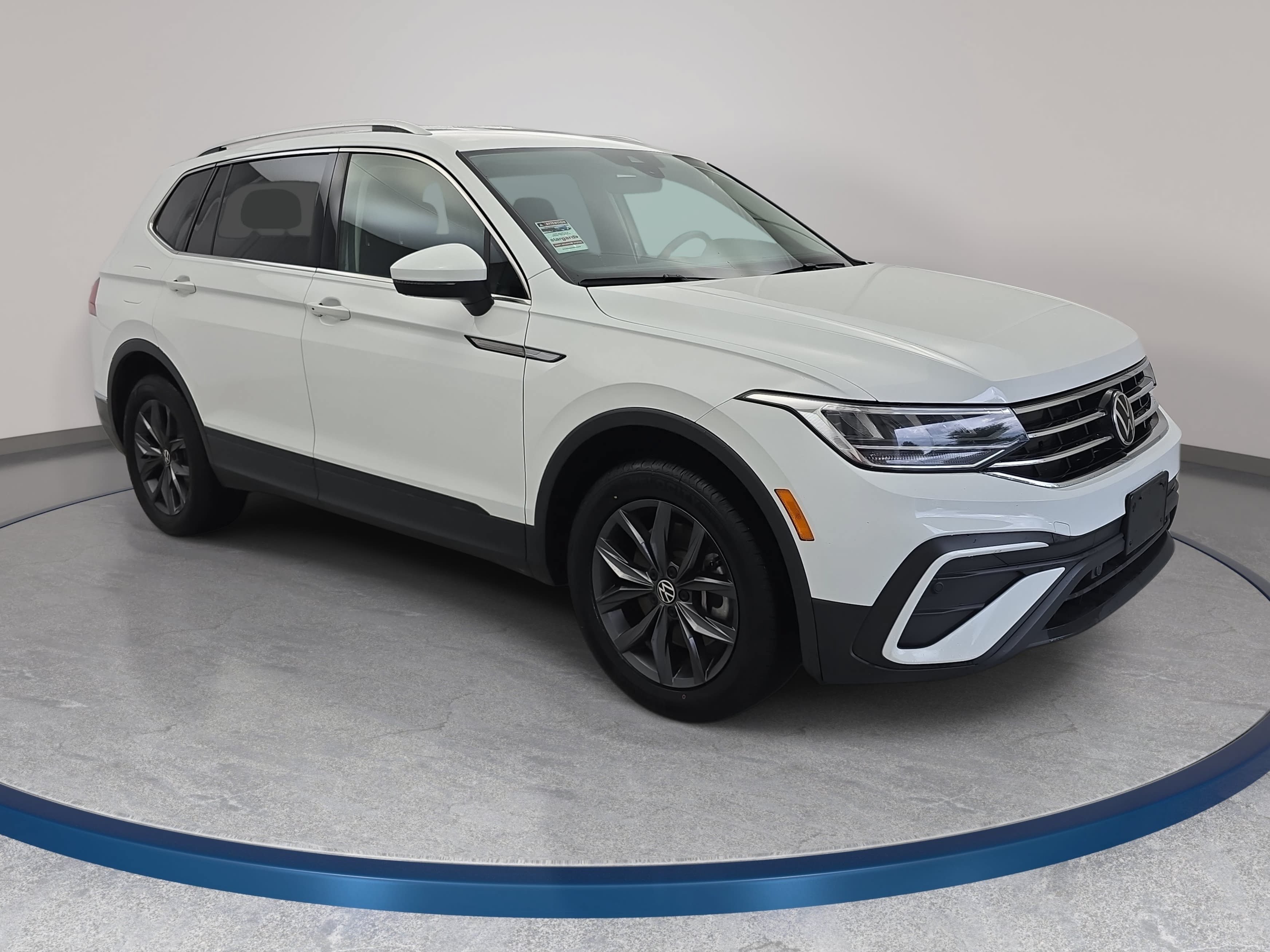 Used 2024 Volkswagen Tiguan SE AWD/4WD image 3