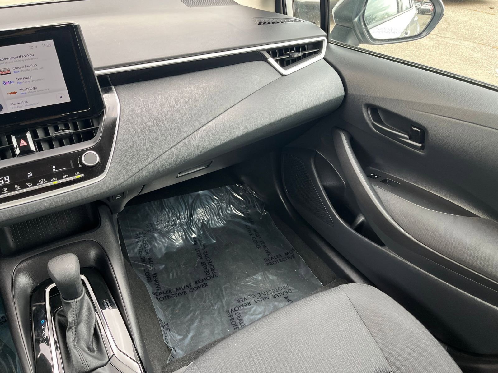 Used 2025 Toyota Corolla LE FWD image 31