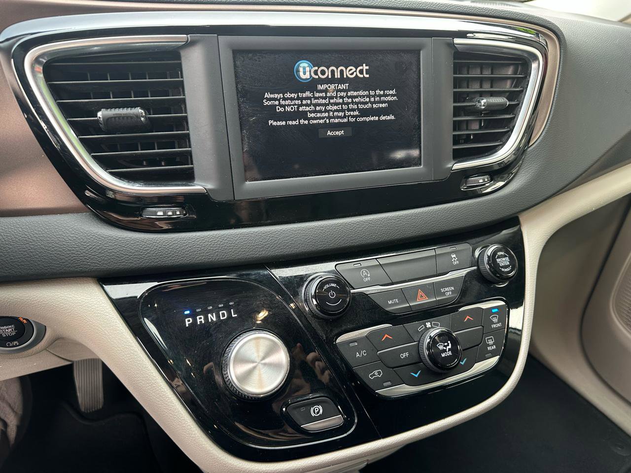 Used 2020 Chrysler Voyager Lxi FWD image 19