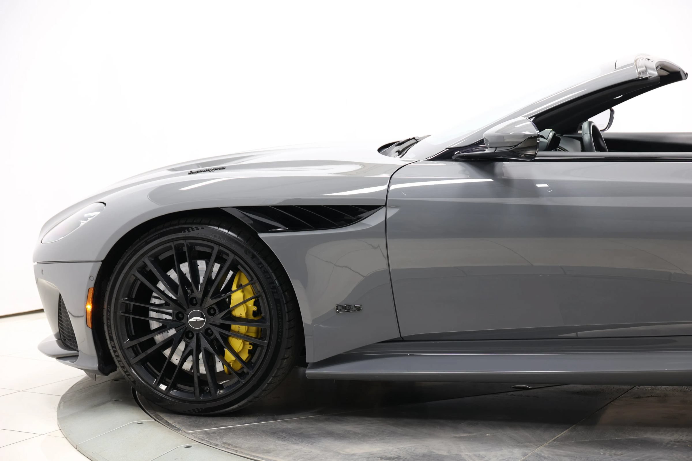 Used 2021 Aston Martin DBS Superleggera Volante RWD image 10