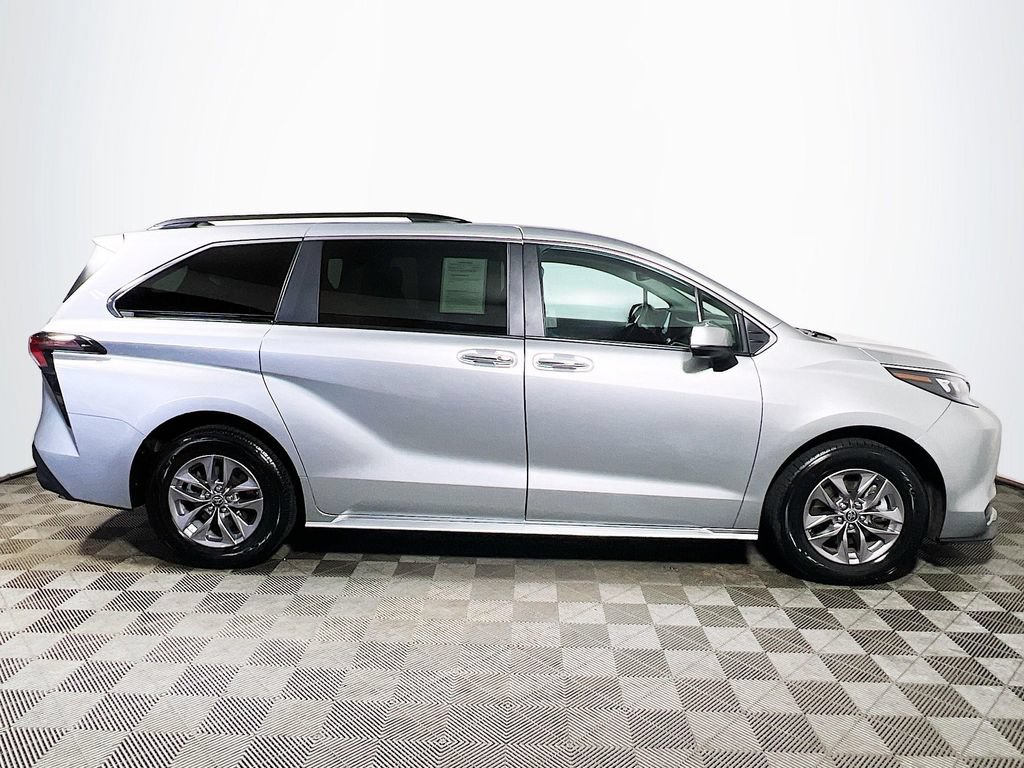 Certified 2025 Toyota Sienna XLE FWD image 8