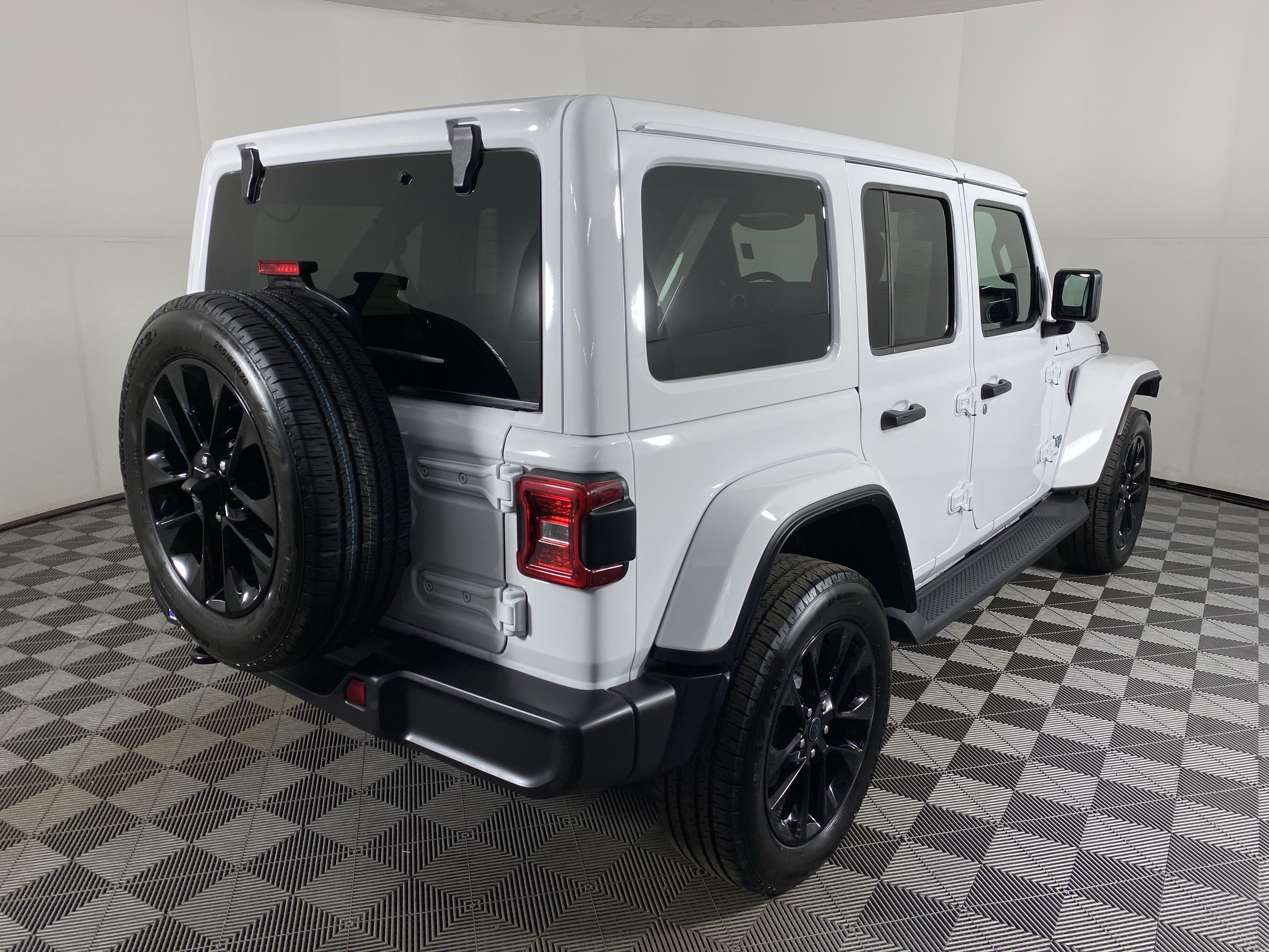 Used 2025 Jeep Wrangler Sahara AWD/4WD image 7