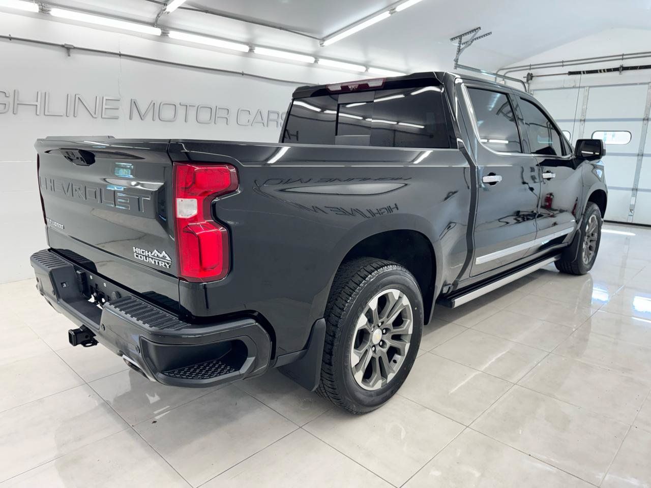 Used 2023 Chevrolet Silverado 1500 High Country w/ Technology Package AWD/4WD image 4
