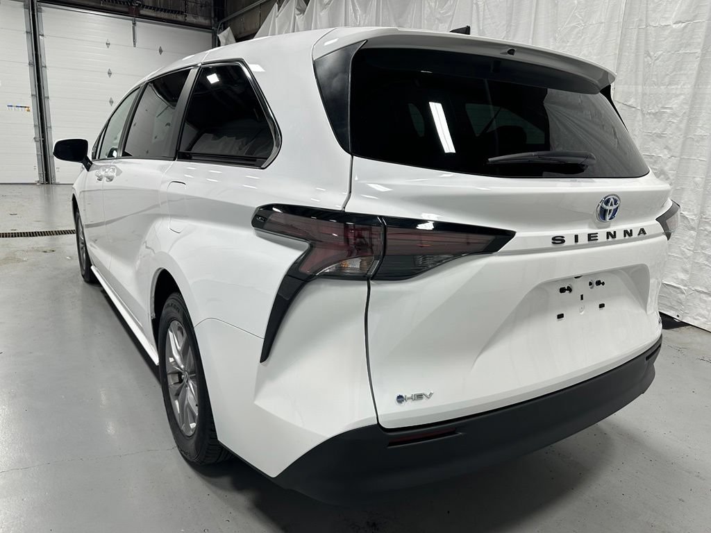 Used 2025 Toyota Sienna LE FWD image 5