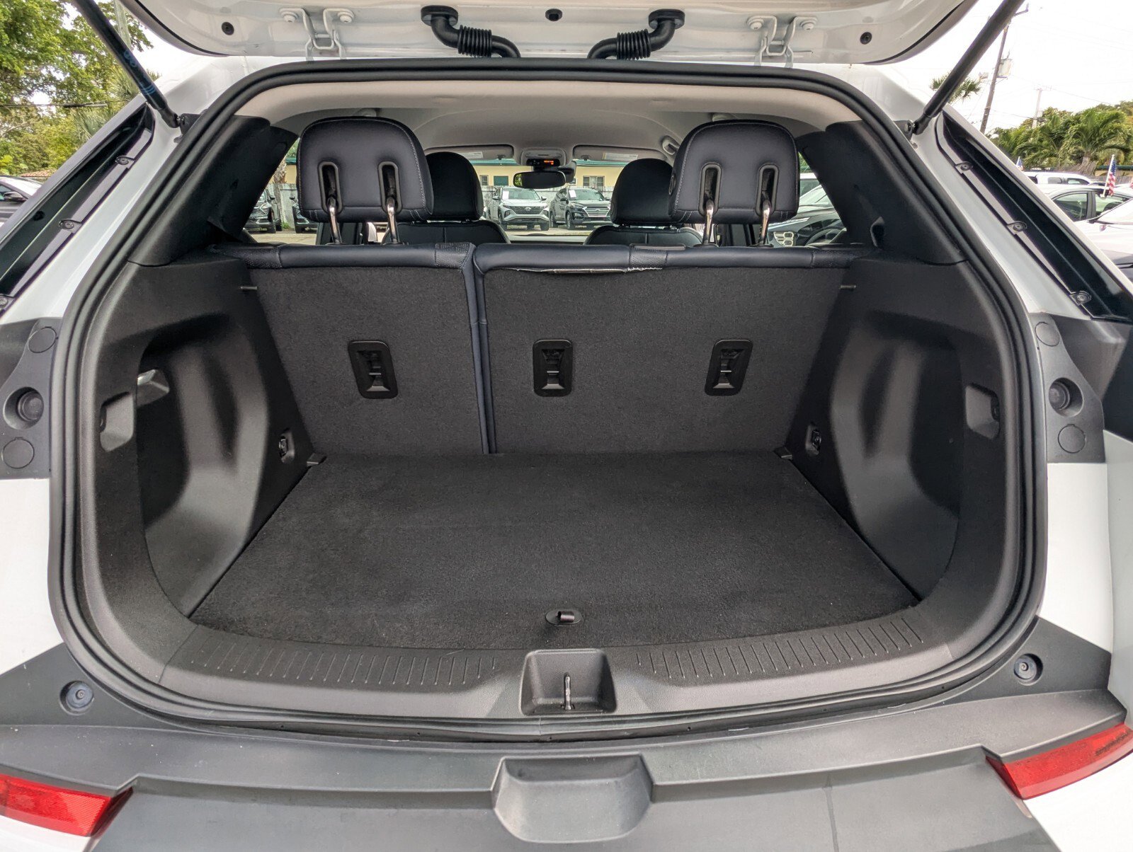 Used 2022 Chevrolet Bolt EUV LT w/ Convenience Package FWD image 16